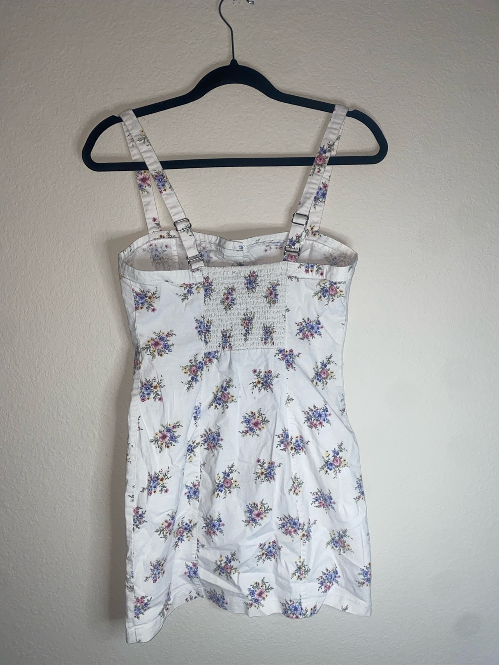 💋Adorable white dress with floral details that singes in the back! - Picture 5 of 9